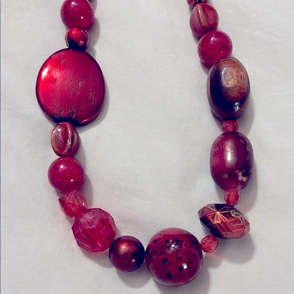 Elegant Red Beaded Necklace with Glossy Finish - Picture 2 of 4